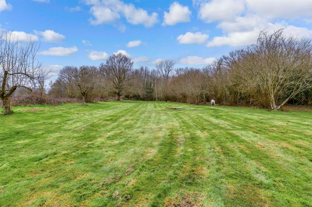 4 bedroom detached house for sale in Malling Road, Teston, Maidstone