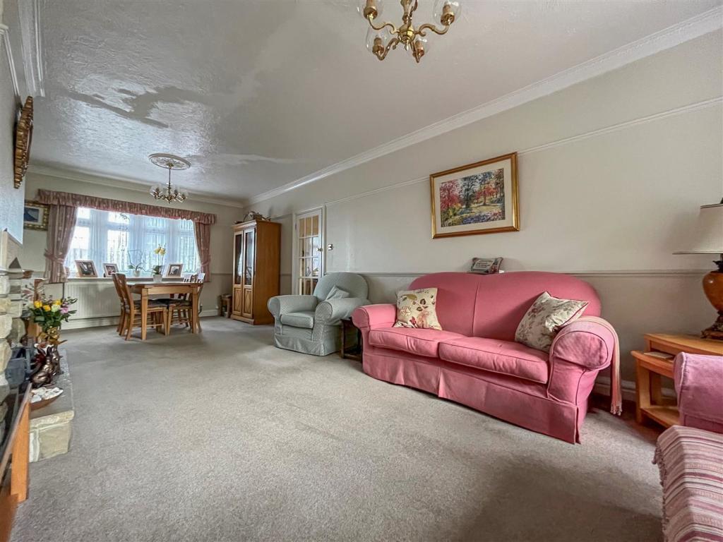 4 bedroom detached house for sale in Little Bushey Lane, Bushey, WD23