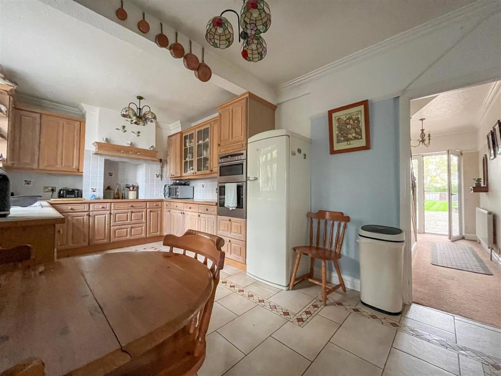 4 bedroom detached house for sale in Little Bushey Lane, Bushey, WD23