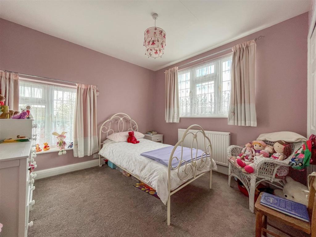 4 bedroom detached house for sale in Little Bushey Lane, Bushey, WD23