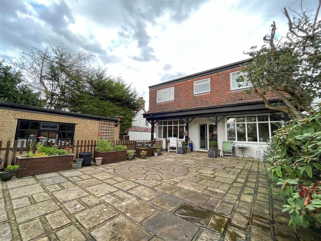 4 bedroom detached house for sale in Little Bushey Lane, Bushey, WD23