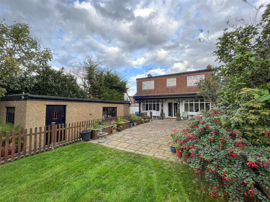 4 bedroom detached house for sale in Little Bushey Lane, Bushey, WD23