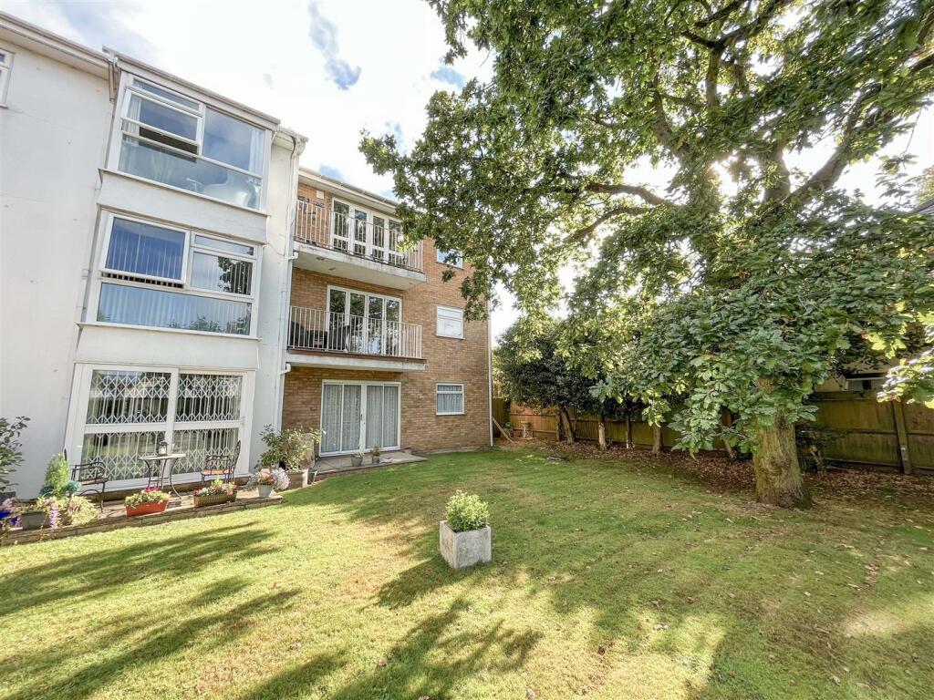 2 bedroom apartment for sale in High Road, Bushey Heath, Bushey, WD23
