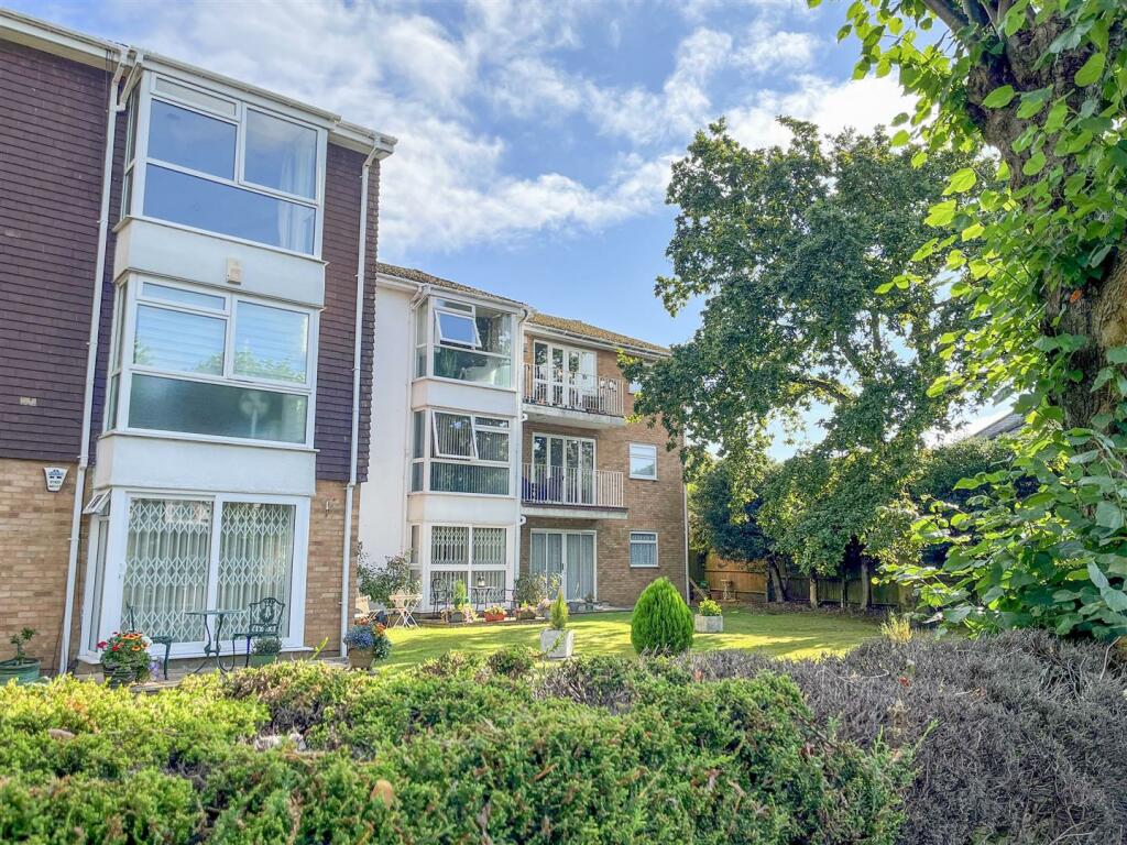 2 bedroom apartment for sale in High Road, Bushey Heath, Bushey, WD23