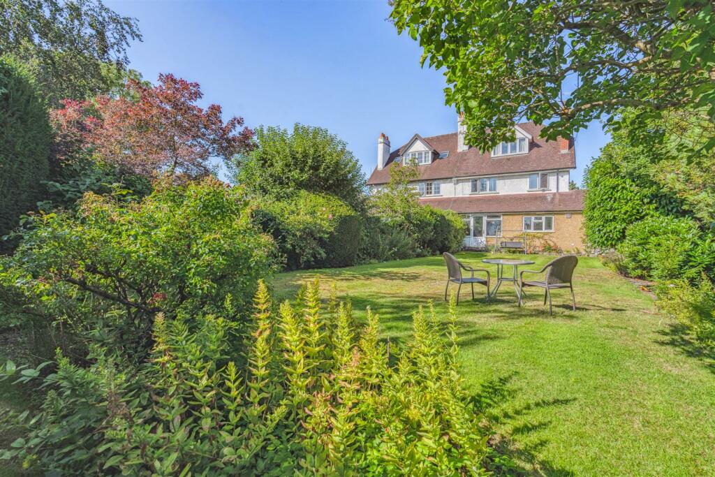 5 bedroom semidetached house for sale in Finch Lane, Bushey, WD23