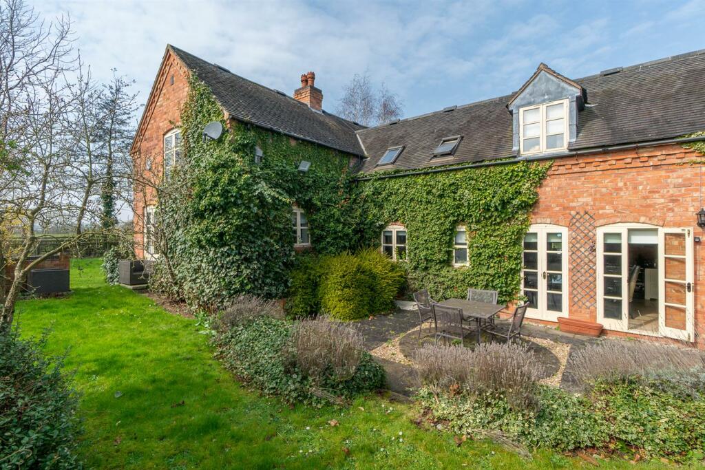 4 bedroom detached house for sale in Manor Farm, RatcliffeOnSoar, Nottingham, NG11