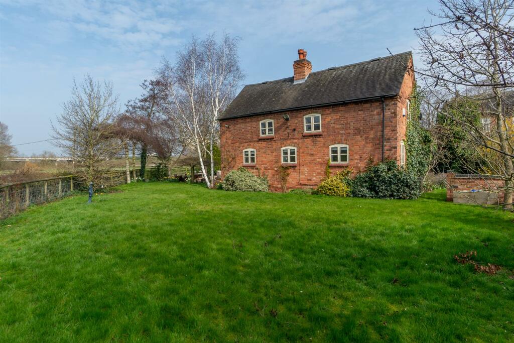 4 bedroom detached house for sale in Manor Farm, RatcliffeOnSoar