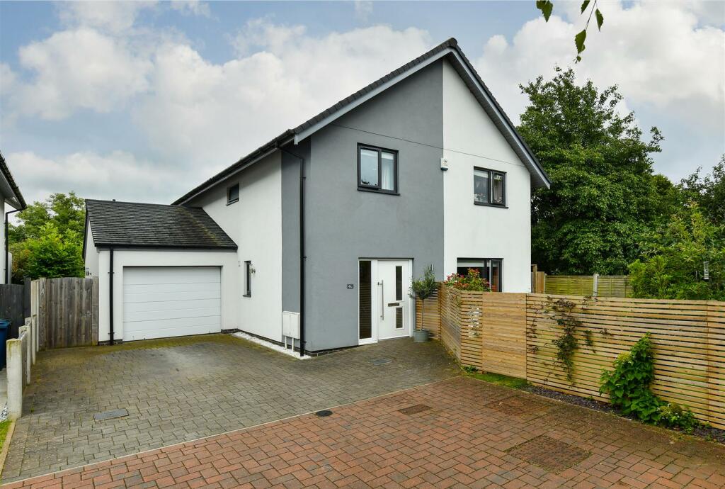 4 bedroom detached house for sale in The Approach, Ruddington, Nottingham, NG11