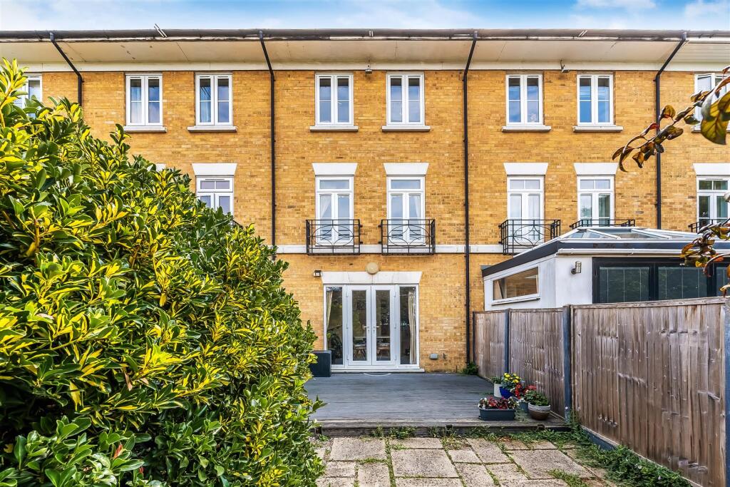 Main image of property: Courtenay Avenue, South Sutton, SM2