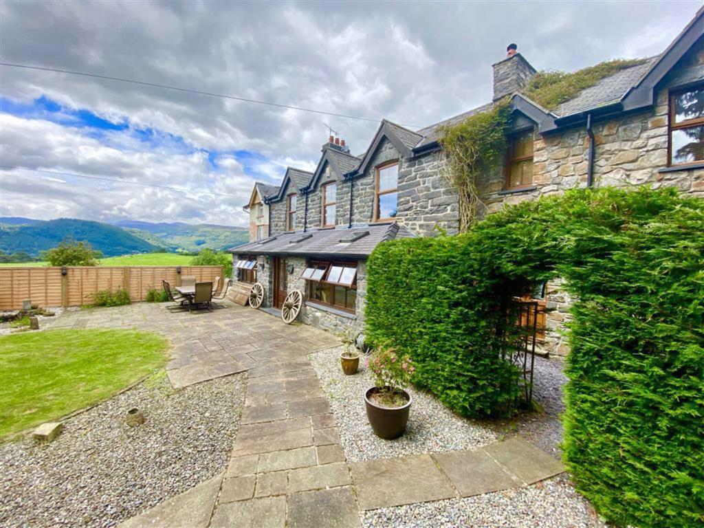 6 bedroom semidetached house for sale in Nr Llanrwst, LL26