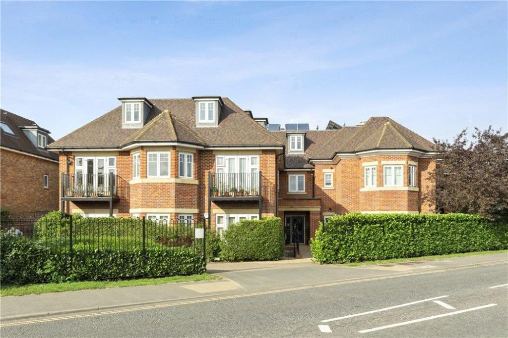 2 bedroom flat for sale in Oakdene Court, 30 Between Streets, Cobham