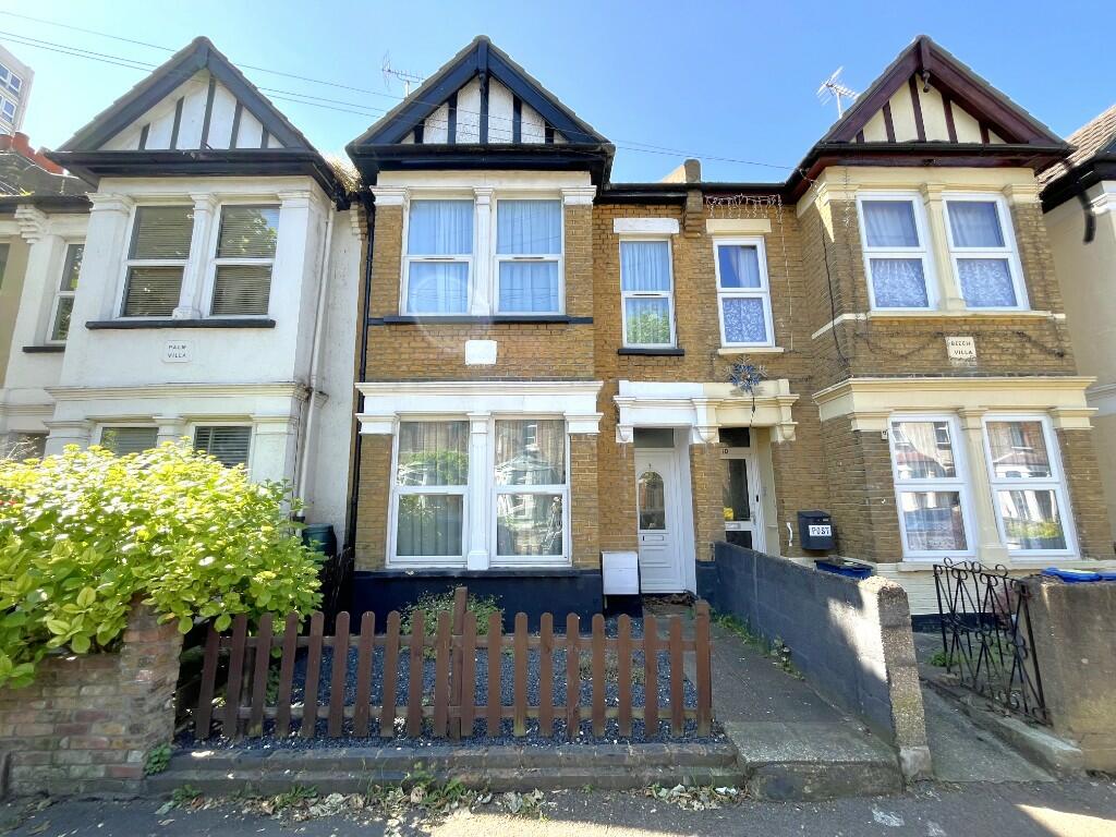 4 bedroom terraced house for rent in Osborne Road, WestcliffOnSea