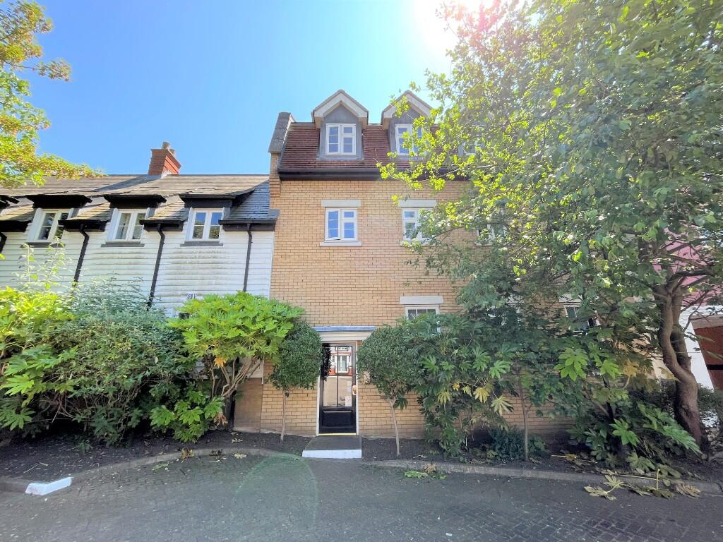 Main image of property: Roche Close, Rochford, Essex, SS4