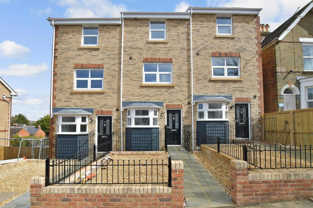 4 bedroom town house for sale in Victoria Road, Cowes, Isle of Wight, PO31