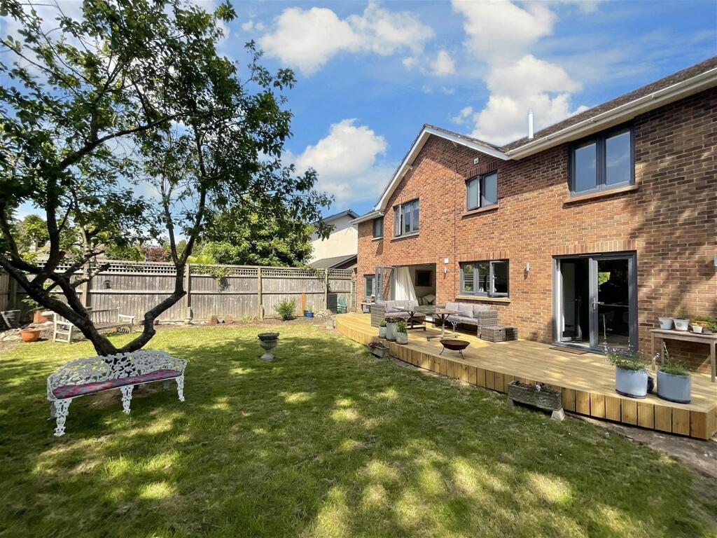 4 bedroom detached house for sale in Pitts Lane, Binstead, Isle of