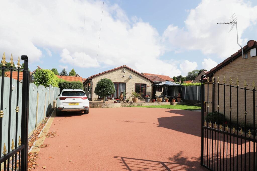 3 bedroom bungalow for sale in Kye Lane, Harthill, Sheffield, South
