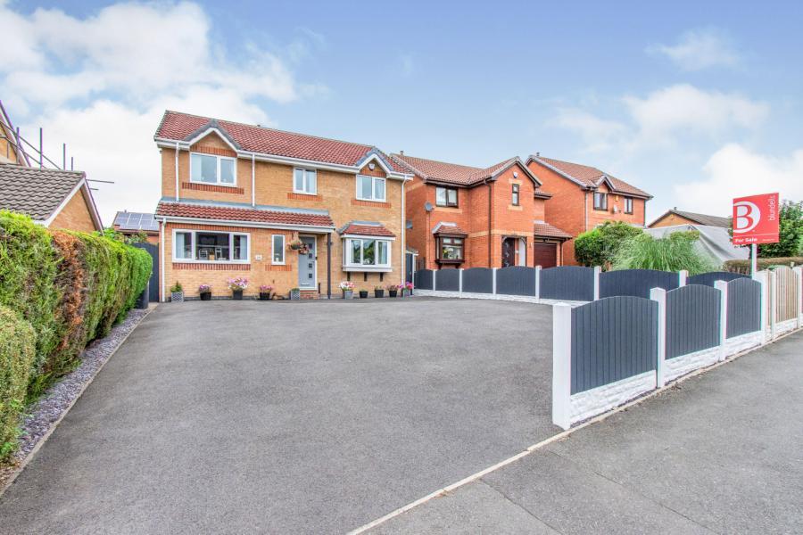 4 bedroom detached house for sale in Westthorpe Road, Killamarsh