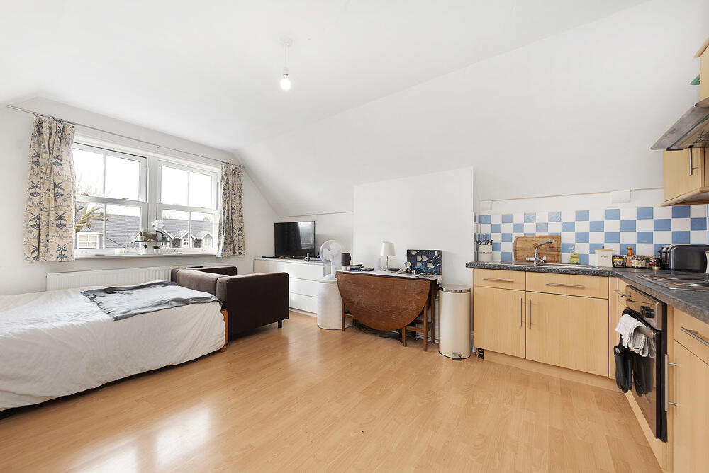Main image of property: Beaufort Rd, KT1: 1 bed 1 rec 1 bath furn