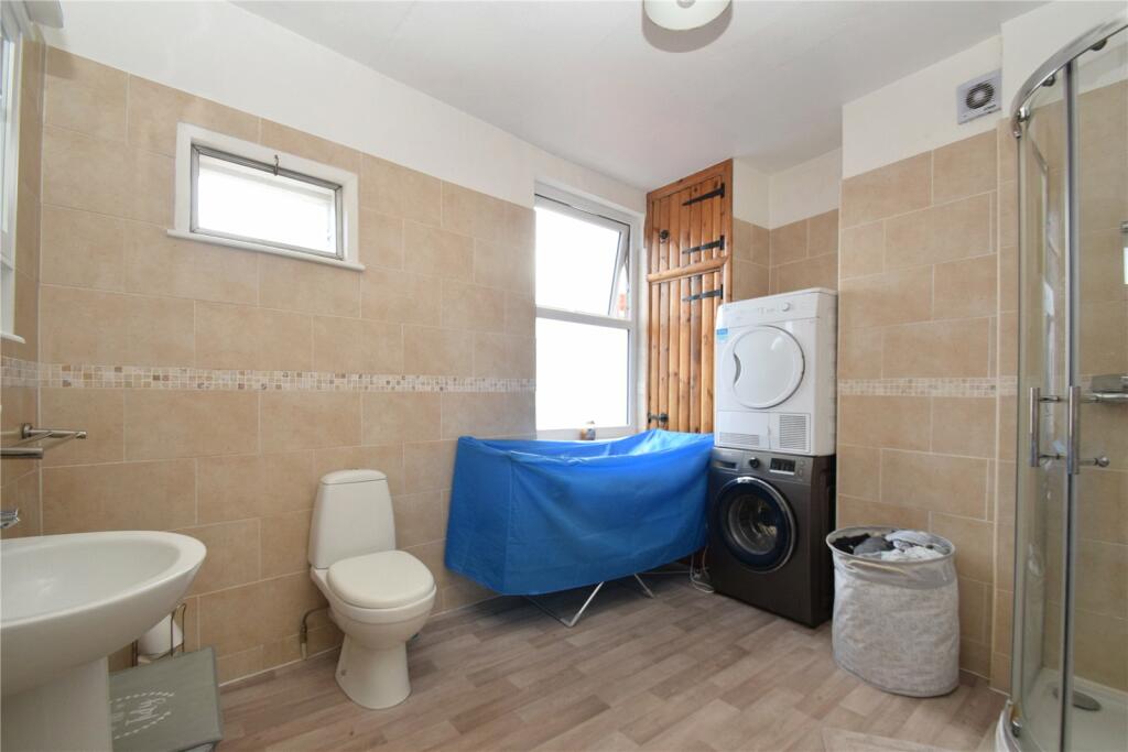 3 bedroom terraced house for sale in Hoxton Road, Scarborough, North