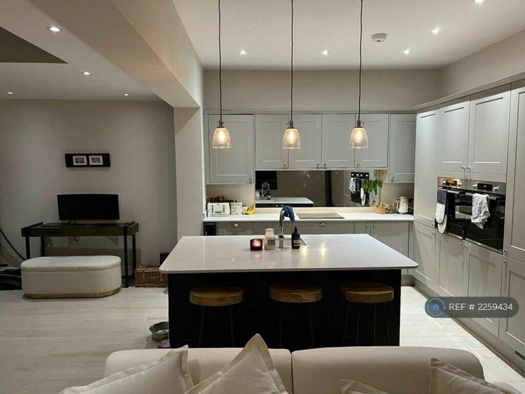 Studio flat for rent in Oakwood Road, West Wimbledon, SW20