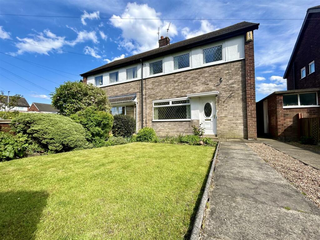 3 bedroom semidetached house for sale in Moxon Close, Pontefract, WF8