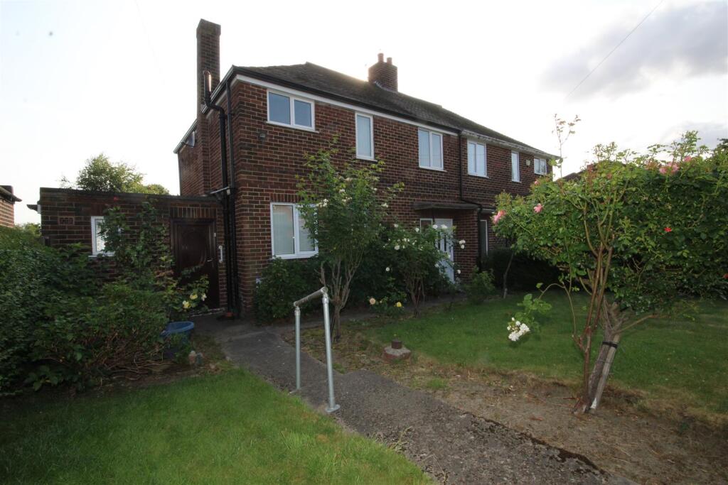 Main image of property: Chequerfield Mount, Pontefract