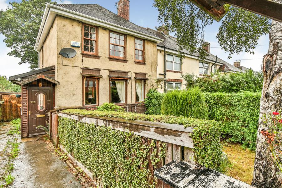 3 bedroom end of terrace house for sale in Hartley Brook Road