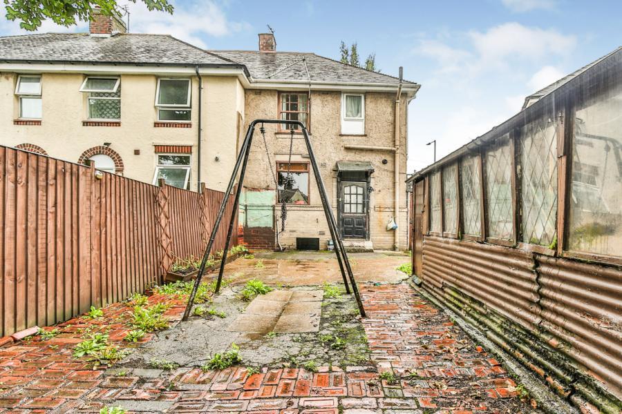 3 bedroom end of terrace house for sale in Hartley Brook Road