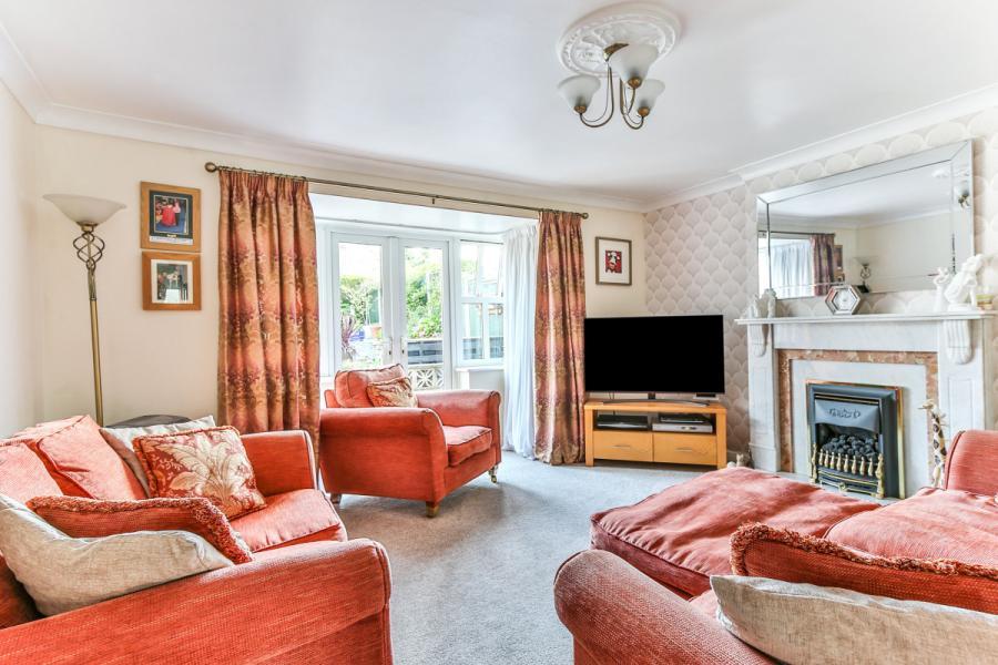 4 bedroom detached house for sale in Greenhead Gardens, Chapeltown