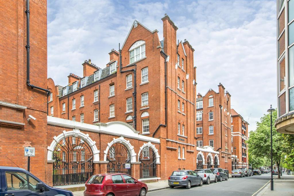 1 bedroom flat for sale in Probyn House, Page Street, Westminster