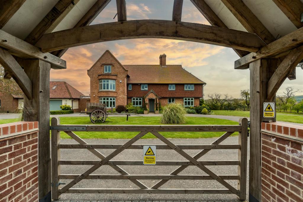 5 bedroom detached house for sale in Seasalter Road, Graveney, Faversham, ME13