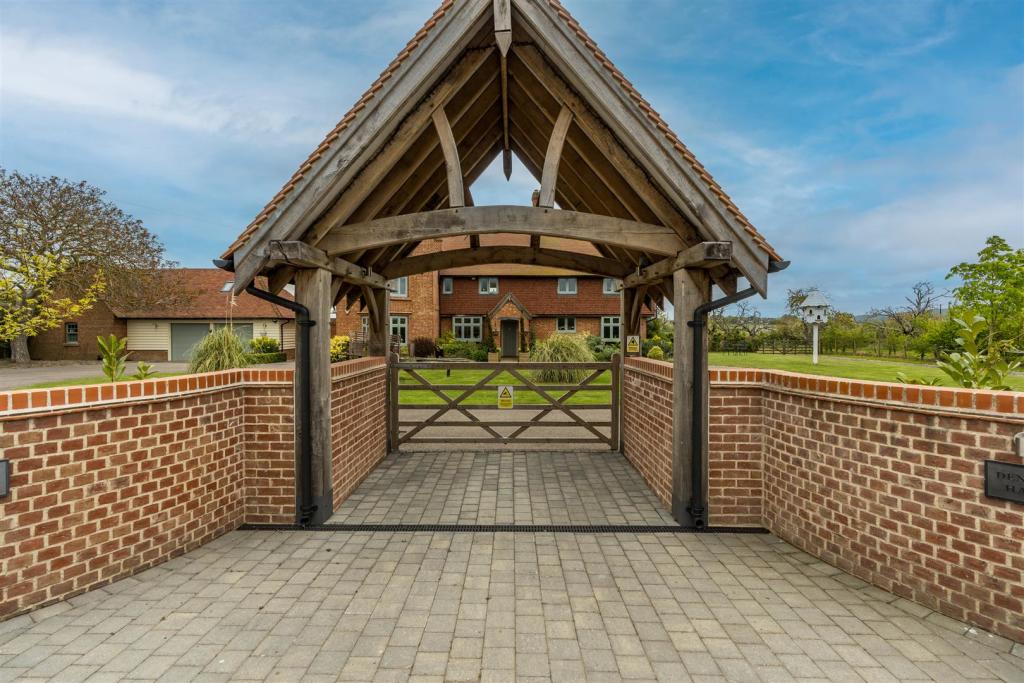 5 bedroom detached house for sale in Seasalter Road, Graveney, Faversham, ME13