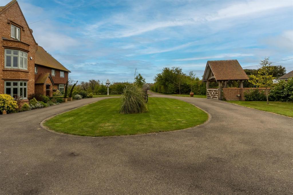 5 bedroom detached house for sale in Seasalter Road, Graveney