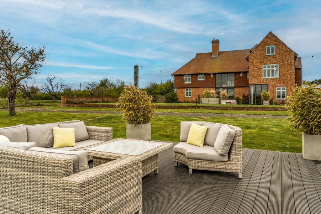 5 bedroom detached house for sale in Seasalter Road, Graveney