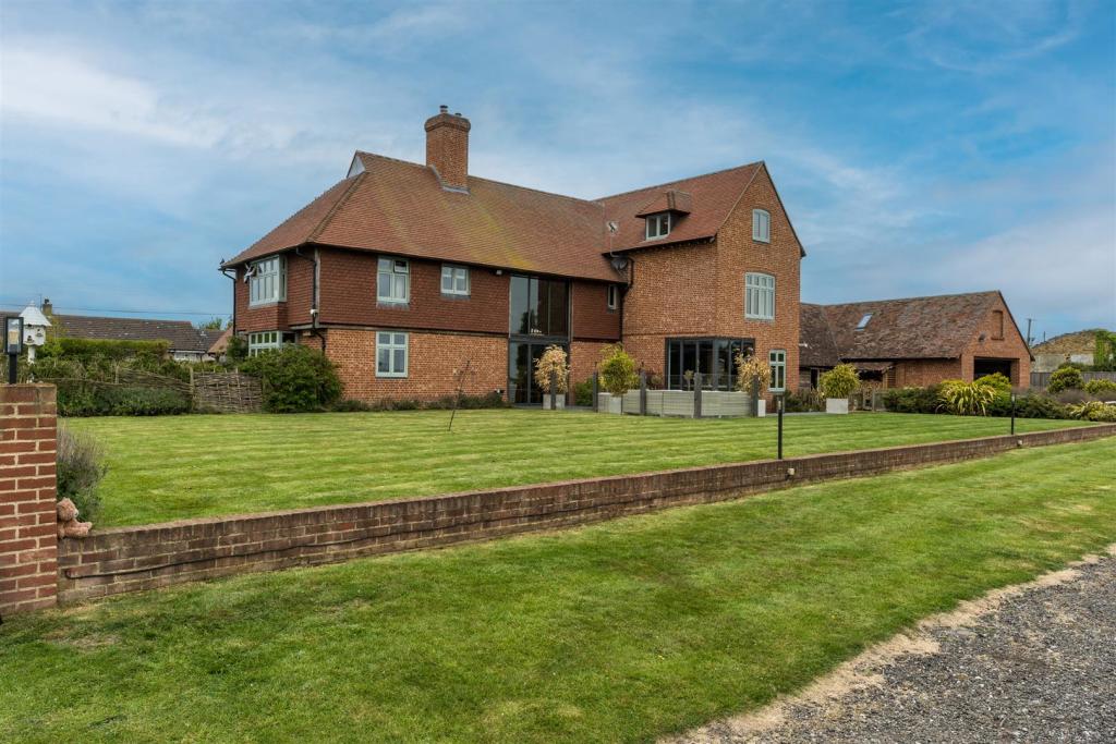 5 bedroom detached house for sale in Seasalter Road, Graveney
