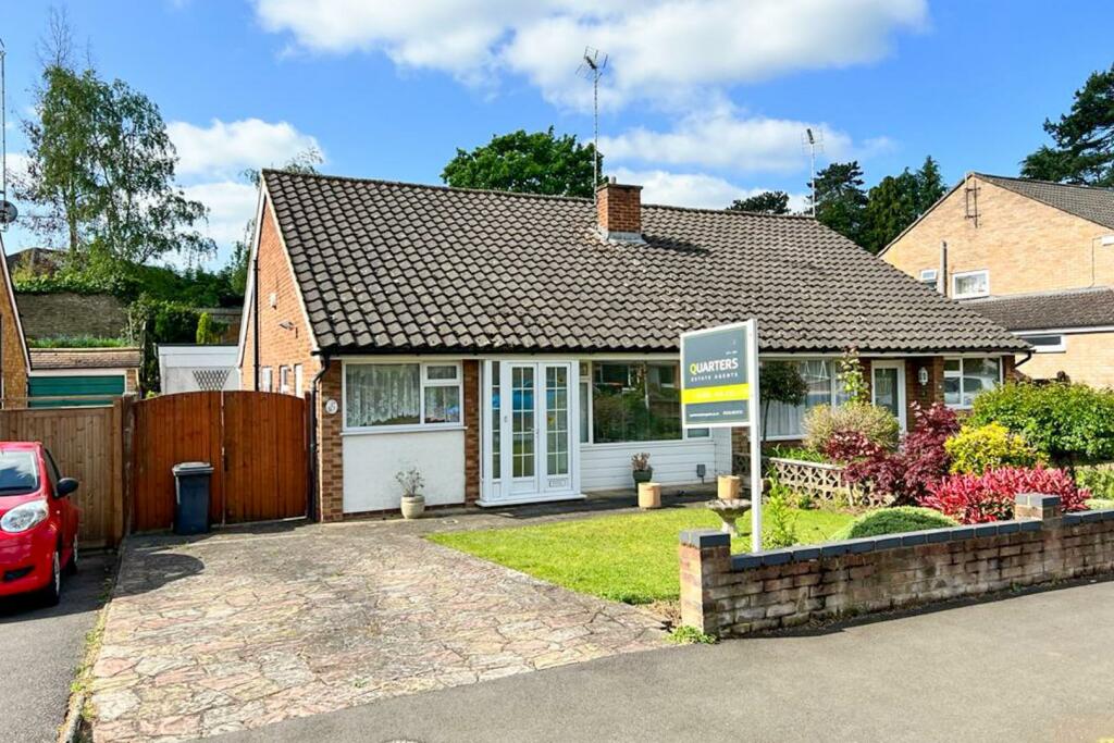 2 bedroom semidetached bungalow for sale in The Paddocks, Linslade