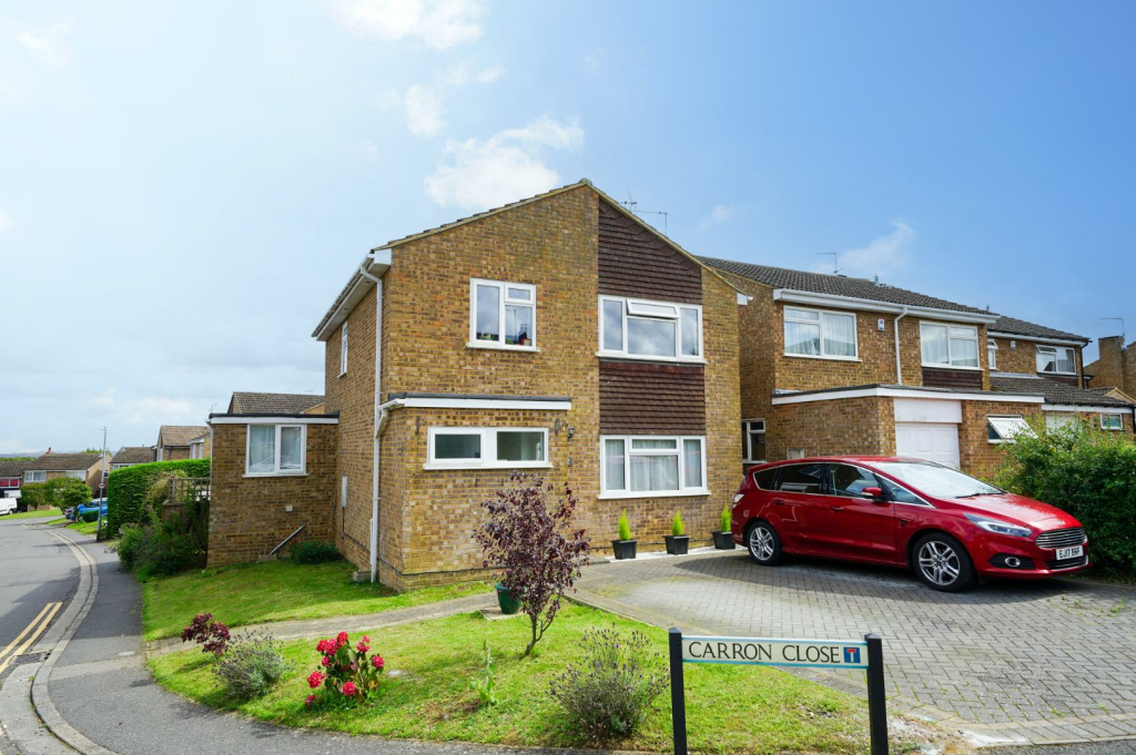 4 bedroom detached house for sale in Carron Close, Leighton Buzzard, LU7