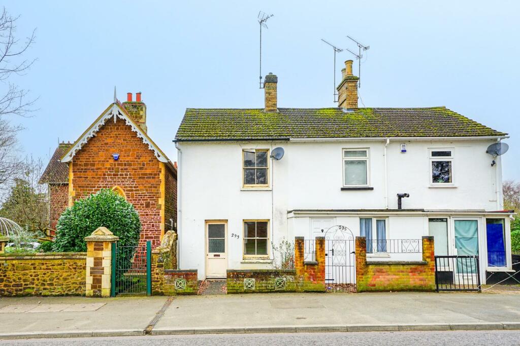 2 bedroom end of terrace house for sale in Heath Road, Leighton Buzzard