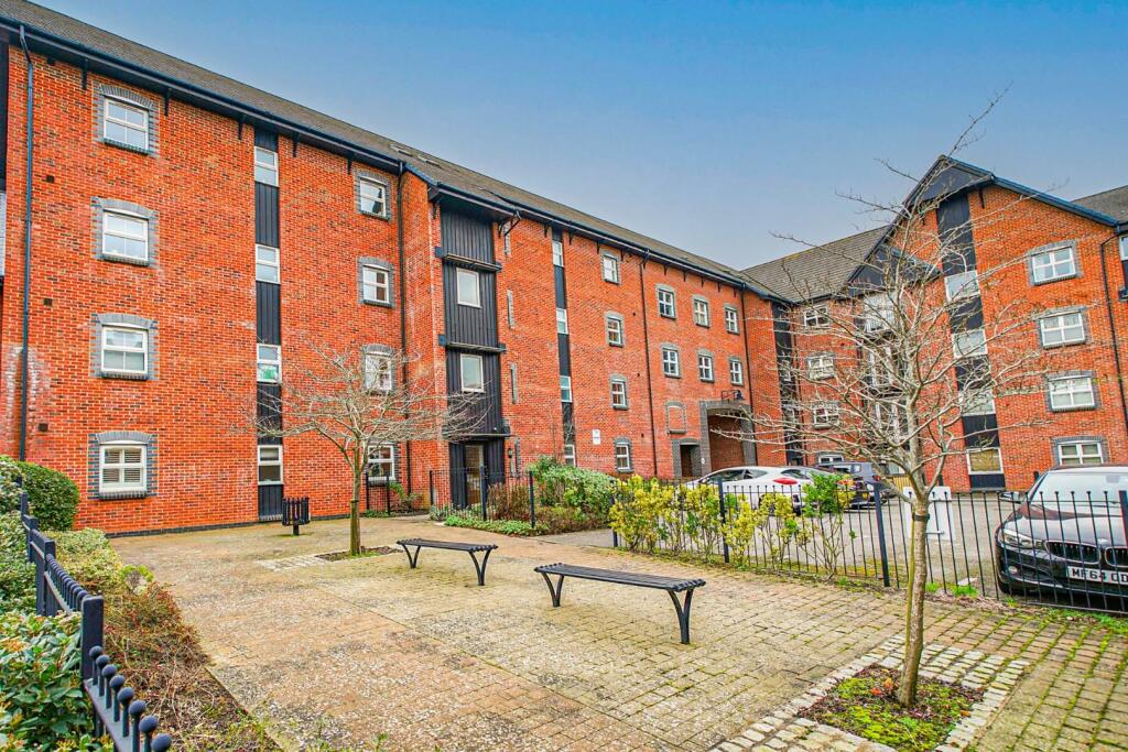 2 bedroom flat for sale in The Wharf, Linslade, Leighton Buzzard, LU7