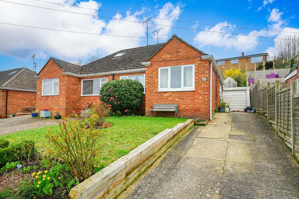 2 bedroom semidetached bungalow for sale in Emu Close, Heath And Reach