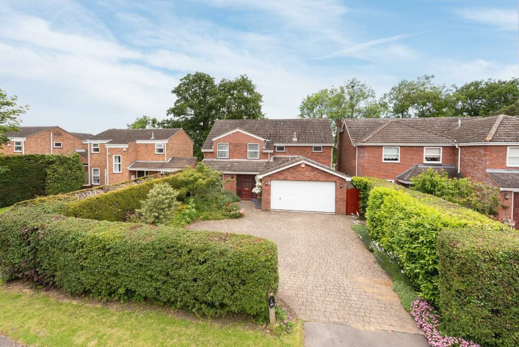 4 bedroom detached house for sale in Derwent Road, Leighton Buzzard, LU7