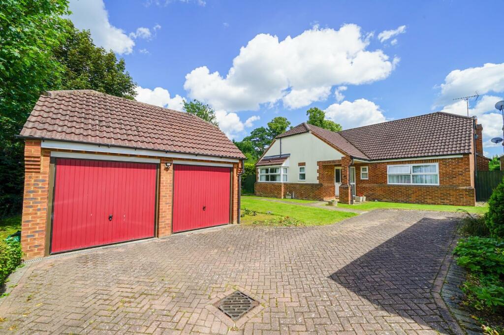 3 bedroom bungalow for sale in Billington Road, Leighton Buzzard, LU7