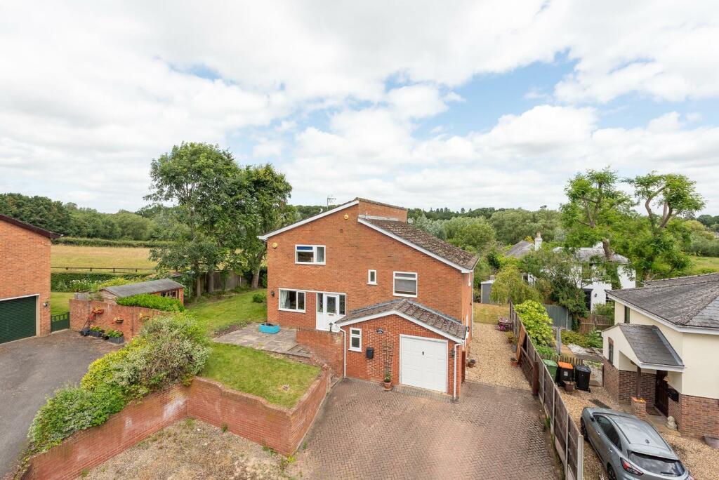4 bedroom detached house for sale in The Martins Drive, Linslade, LU7
