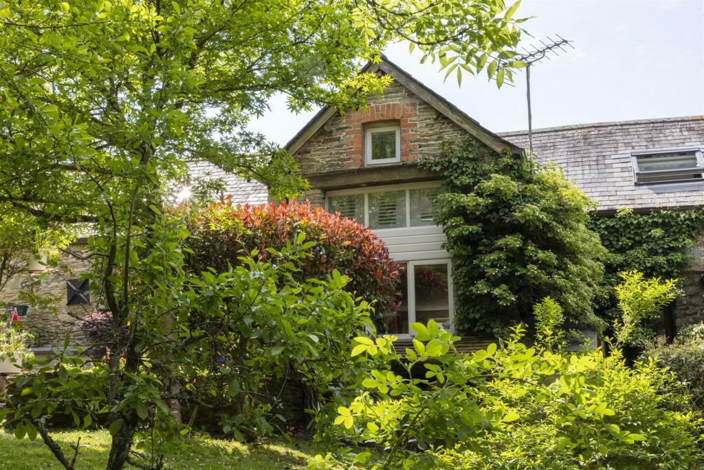 5 bedroom semidetached house for sale in Fallapit Barns, East