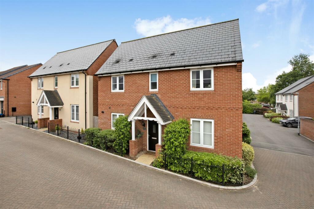 3 bedroom detached house for sale in Gregorys Crescent, Wellington, TA21