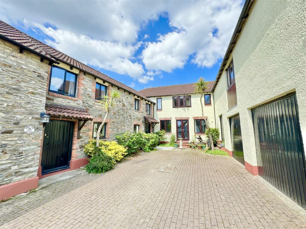 6 bedroom detached house for sale in North Lane, Bickington, Barnstaple