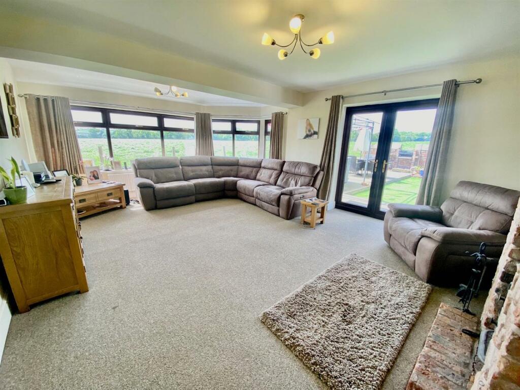 5 bedroom property for sale in Burton Green, Rossett, Wrexham, LL12