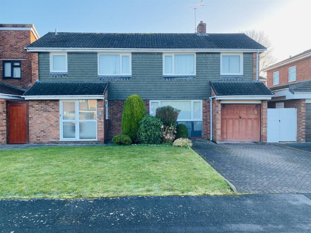 4 bedroom detached house for sale in Manor Road, Chester, CH4