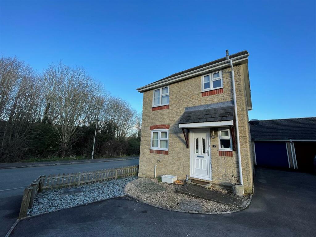 3 bedroom detached house for sale in Woodmill Close, Stalbridge
