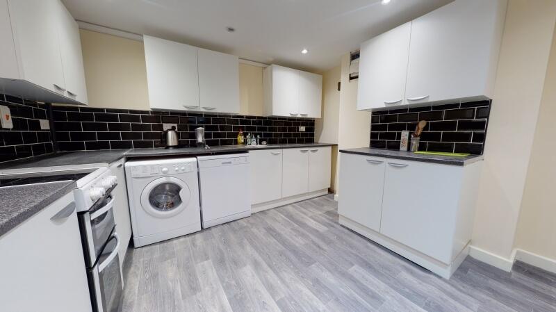 6 bedroom end of terrace house for rent in Woodhouse Street, Hyde Park, Leeds, LS6